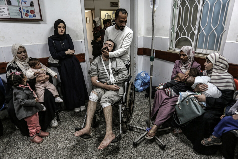 Ein von der israelischen Armee freigelassener palästinensischer Gefangener wird zur medizinischen Untersuchung ins Al-Najjar-Krankenhaus in Rafah gebracht. (Archivbild)