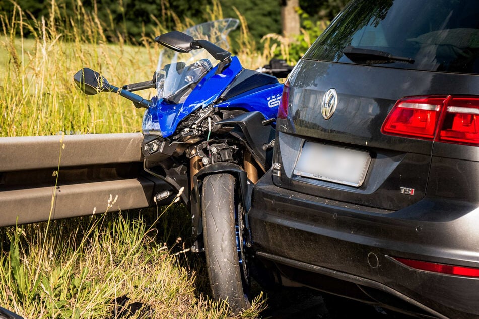Der 65-jährige Motorradfahrer wurde zwischen dem VW und einer Leitplanke eingeklemmt.