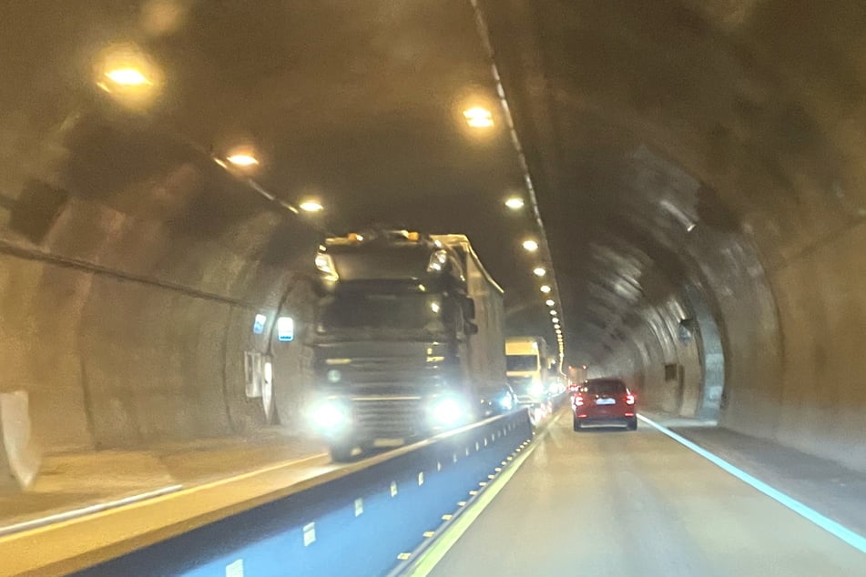 Der Abbau der Verkehrssicherung in der Nordröhre des Tunnels "Königshainer Berge" geschieht unter einer Vollsperrung. (Archivfoto)