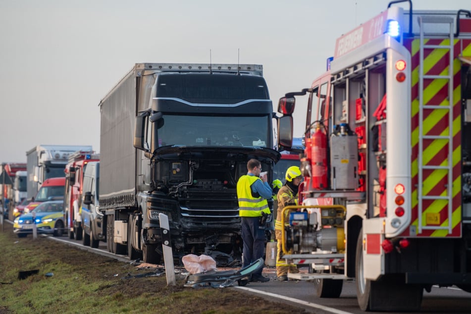 Die Bundesstraße wurde voll gesperrt.