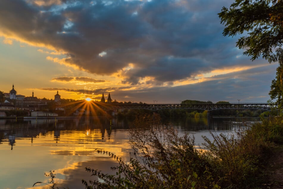 Roudnice nad Labem - in der tschechischen Kleinstadt an der Elbe bezieht Aue Quartier. Diesen idyllischen Blick werden die FCE-Spieler nicht haben.