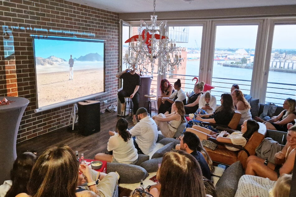 Mit Ausblick auf die Elphi schauten dann alle gemeinsam das Finale der diesjährigen "Die Bachelors"-Staffel.