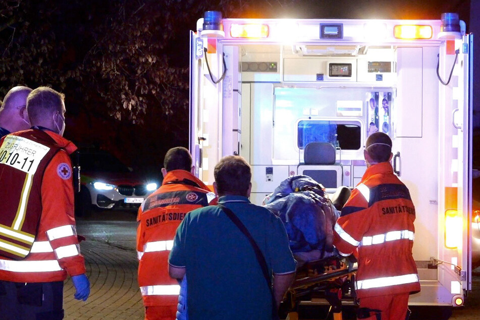 Rettungssanitäter brachten sechs Personen ins Krankenhaus.