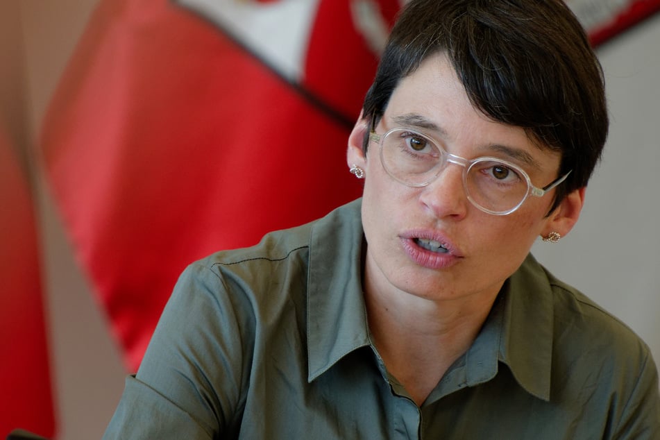 Josefine Paul (43, Grüne) führt das NRW-Ministerium für Kinder, Jugend, Familie, Gleichstellung, Flucht und Integration seit den letzten Landtagswahlen im Jahr 2022.