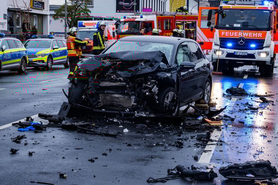Der Audi war frontal mit dem VW zusammengestoßen und anschließend in ein geparktes Auto geschleudert worden.