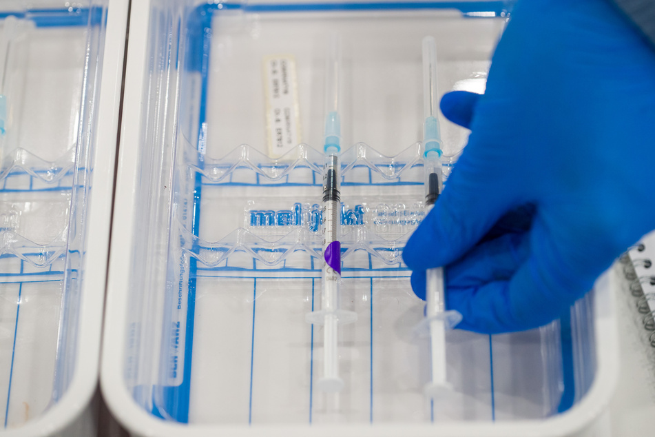 Eine aufbereitete Impfspritze mit dem Pfizer-BioNTech-COVID-19-Impfstoff.