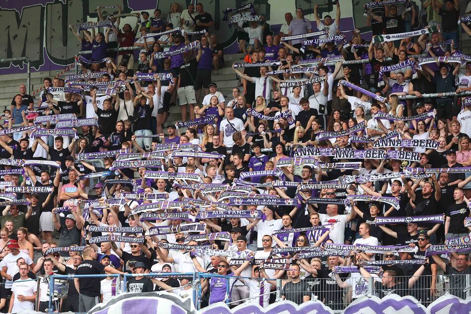 Was für eine Unterstützung: 2000 Aue-Fans waren beim Trainingsauftakt des FCE am Start.