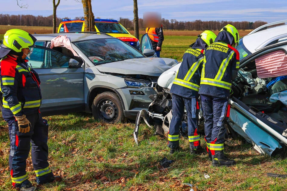 Heftiger Unfall auf der Landstraße: Frau eingeklemmt, Hubschrauber im Einsatz