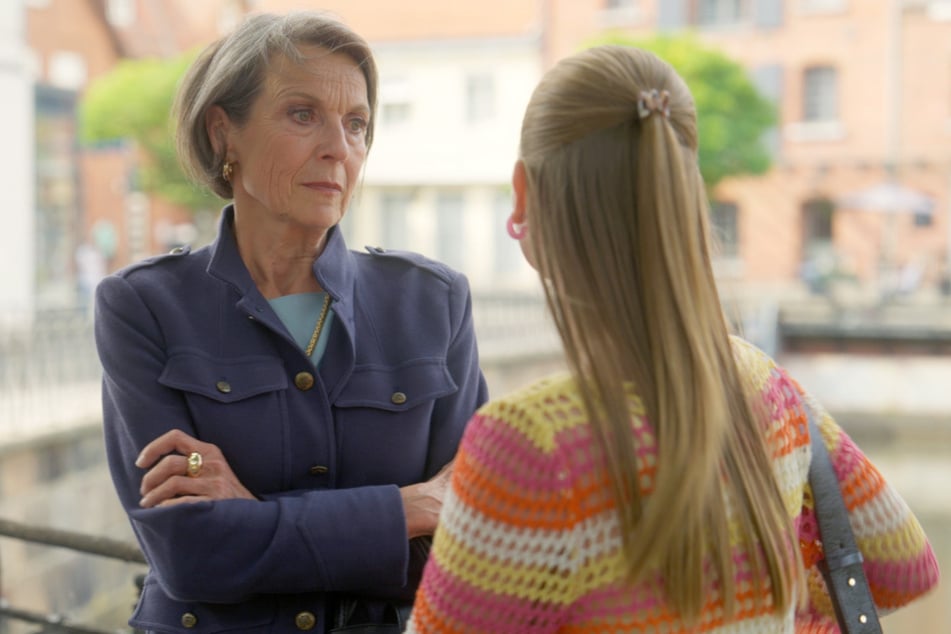 Elyas arrangiert ein Treffen zwischen Bella und Victoria. Zögerlich versöhnen sie sich.
