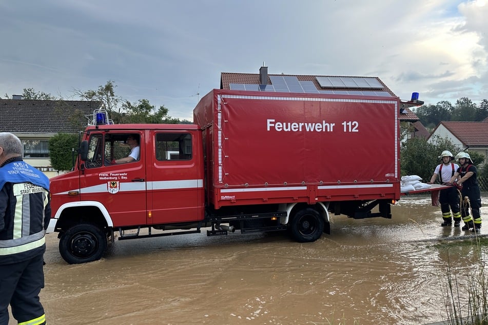 Die Weißenburger Feuerwehr verteilt Sandsäcke zum Schutz vor den Wassermassen.