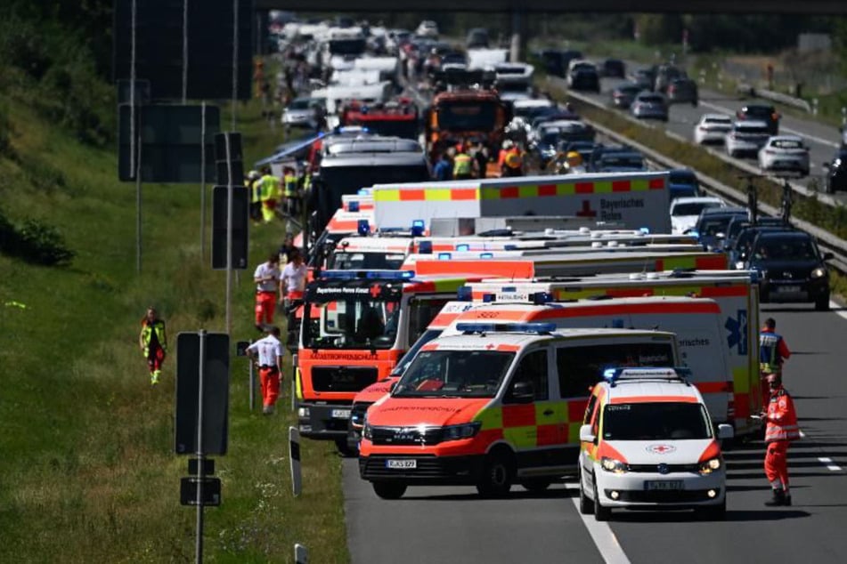 Mehrere Verletzte: Unfall mit Reisebus und Autos auf der A3, Hubschrauber im Einsatz