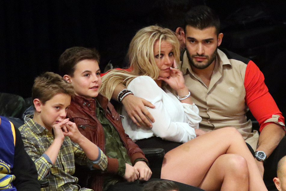 Britney Spears (41) zusammen mit Sam Asghari (29) und ihren Söhnen Sean Federline (18, l.) und Jayden James Federline (17) bei einem Basketball-Spiel im Staples Center in Los Angeles 2017.