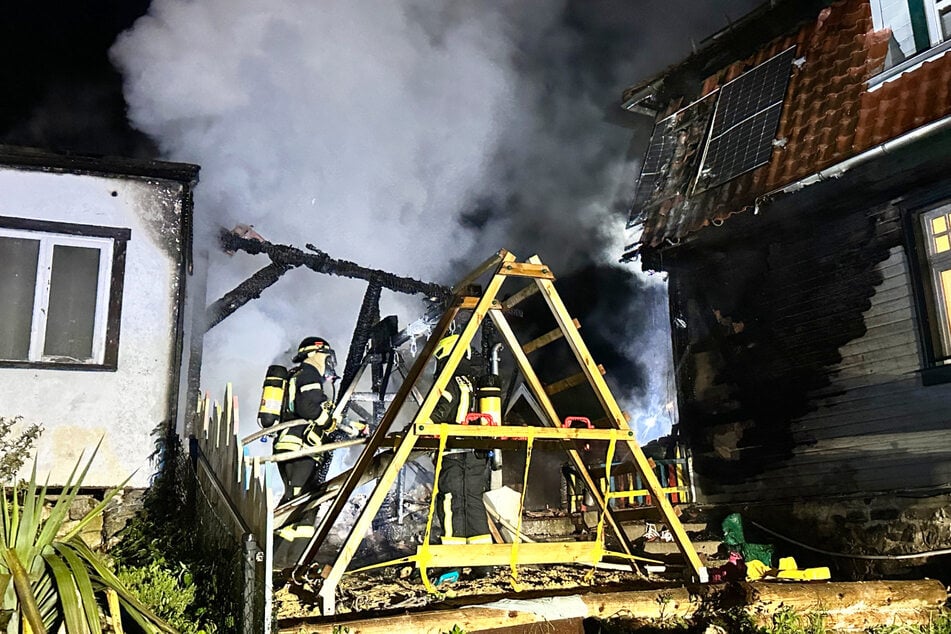 Hausbewohner kann nichts mehr retten: Feuer greift auf mehrere Gebäude über