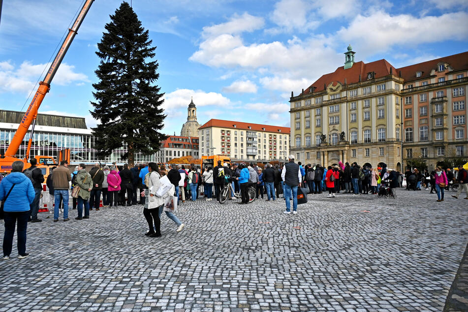 Viele Schaulustige nahmen an dem traditionsreichen Moment teil.