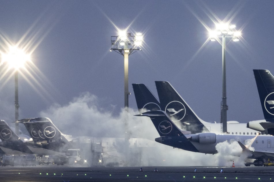 Am Frankfurter Flughafen sorgen frostige Temperaturen für Einschränkungen.