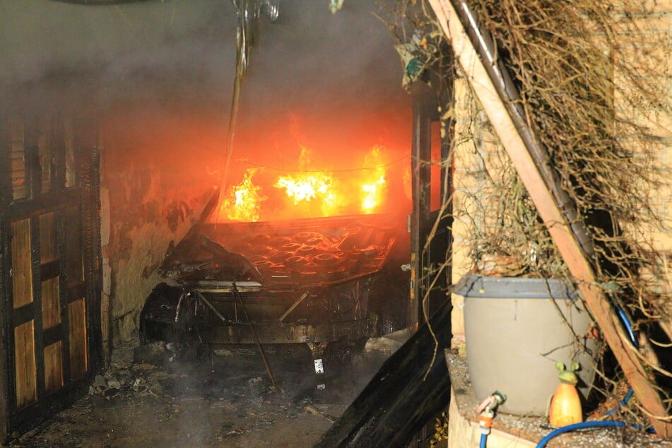 Das Auto fiel dem Feuer in der Garage zum Opfer.