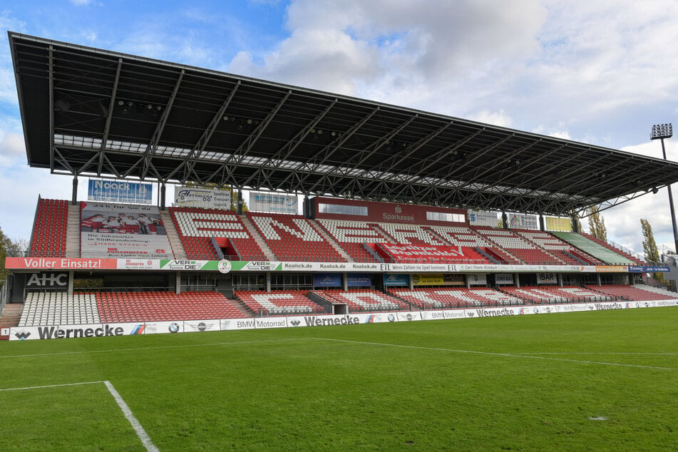 Das LEAG Energie Stadion genügt zwar den Ansprüchen der 3. Liga, doch einem Spielbetrieb in der 2. Bundesliga machte die DFL zumindest im gegenwärtigen Zustand einen Strich durch die Rechnung.