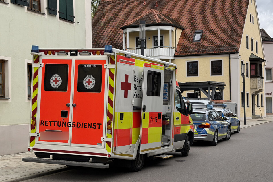 Mann attackiert Frau mit spitzem Gegenstand: 27-Jährige schwer verletzt