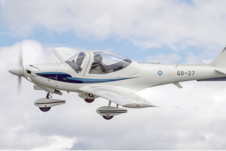 Flugzeuge des Typs Grob G 115 werden üblicherweise zu Schulungszwecken eingesetzt. Auch von der finnischen Luftwaffe.