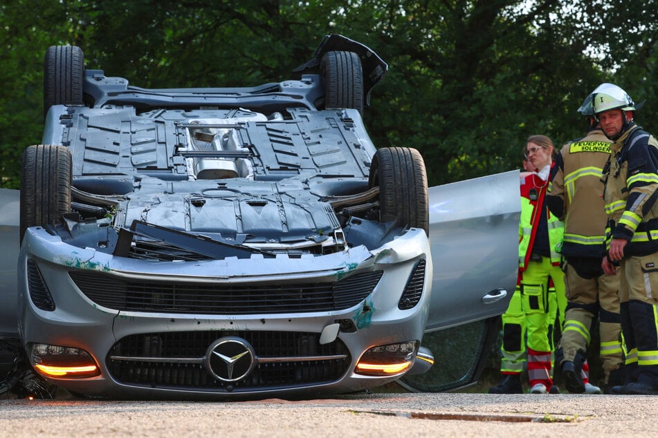 Der Mercedes blieb nach dem Crash auf seinem Dach liegen.