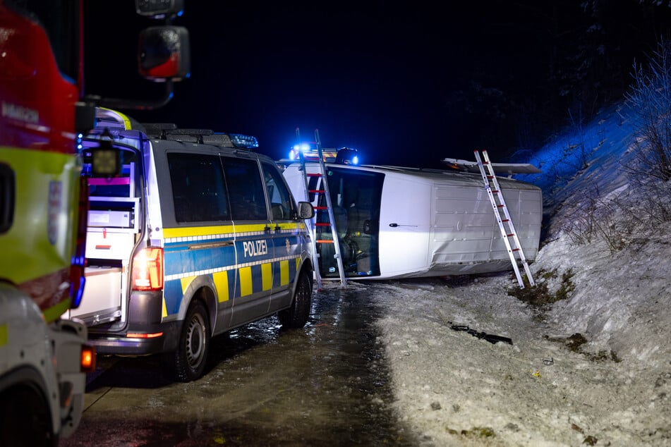 Der Fahrer eines Kleintransporters war zunächst bei Glätte von der Autobahn abgekommen.