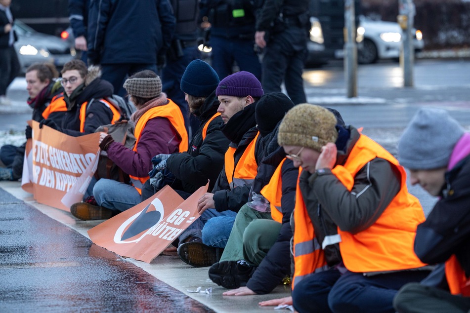 Aktivisten der "Letzten Generation" blockieren seit Monaten immer wieder verschiedene Straßen in Dresden.