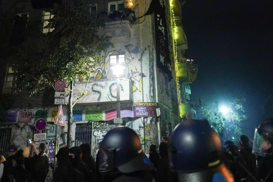 Der Demonstrationszug zieht am Samstagabend am linksradikalen Symbolhaus in der Liebigstraße 34 vorbei.