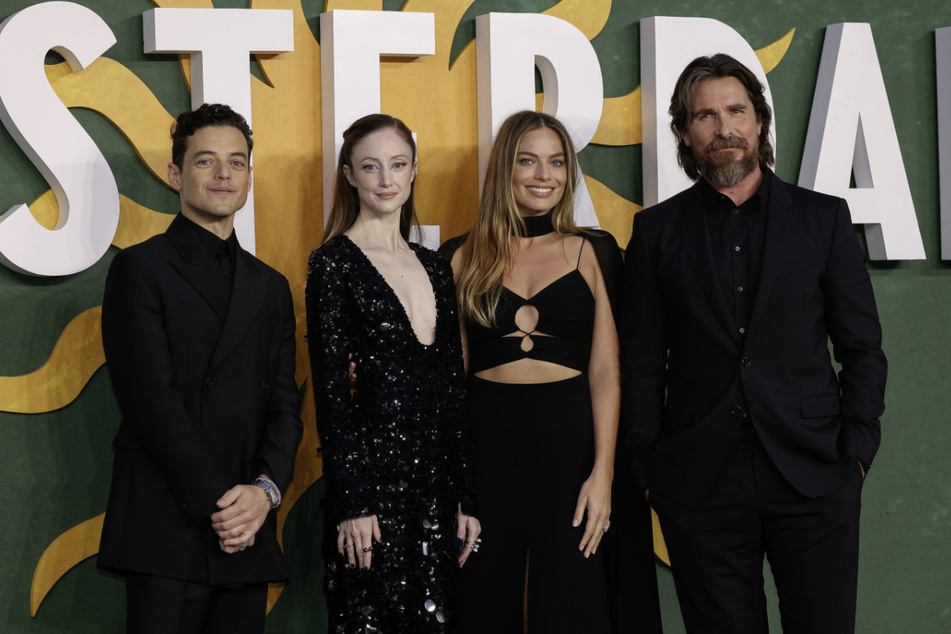 Christian Bale (48, r.) mit Rami Malek (41), Andrea Riseborough (40, 2.v.l.) und Margot Robbie (32) im September bei der Premiere des Films "Amsterdam" in London.