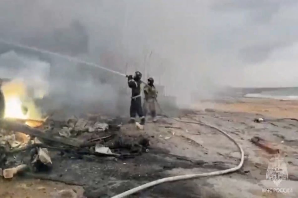 El helicóptero se estrelló contra una casa de playa.