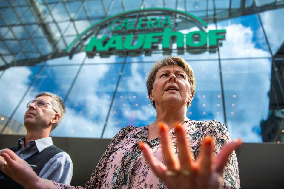 Betriebsrat Christian Wehner (56, l.) und Gewerkschaftssekretärin Andrea Busch (55, ver.di) machen sich für den Erhalt der Kaufhof-Filiale stark.
