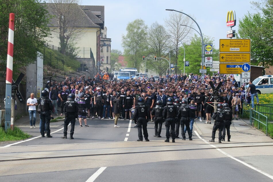 Hunderte Aue-Fans liefen am Sonntag gemeinsam zum Stadion.