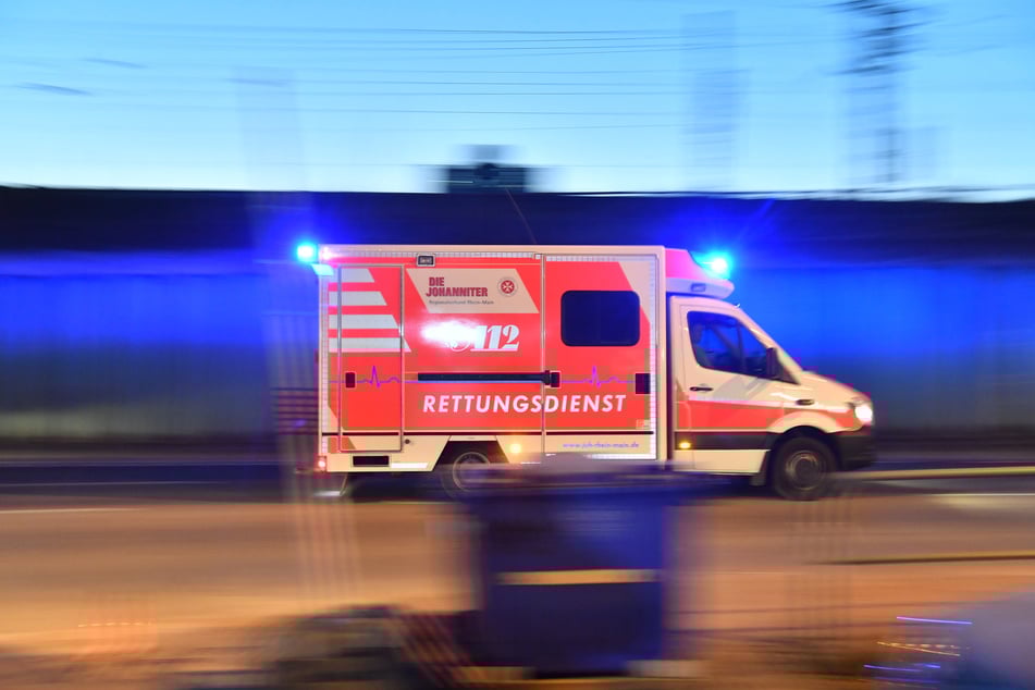 Ein Krankenwagen fährt zu einem Einsatz. (Symbolbild)
