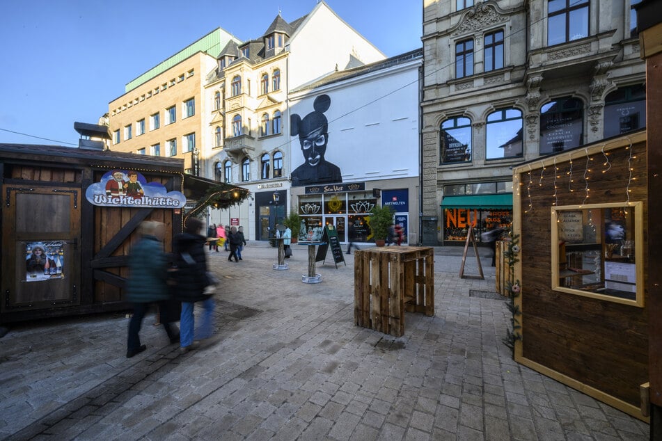 Die Horror-Figur blickt den Weihnachtsmarkt-Besuchern direkt entgegen.