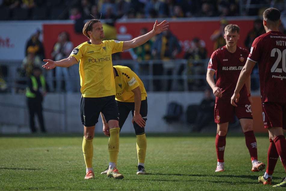 Ließ in den Katakomben seinem Ärger über den verwehrten Elfmeter zum möglichen 1:1-Ausgleichstreffer freien Lauf: Aachens Bentley Baxter Bahn (32).