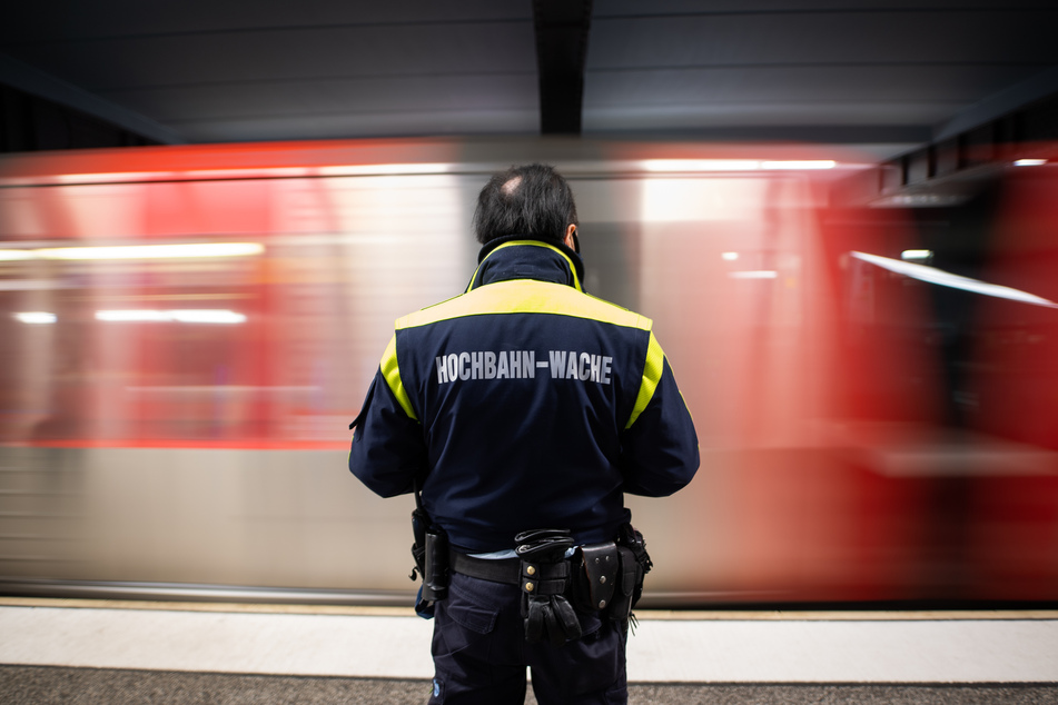 Ein Mitarbeiter der Hochbahn-Wache ist an einer Haltestelle im Einsatz bei Kontrollen zur Einhaltung der Maskenpflicht im Rahmen eines bundesweiten Aktionstages.