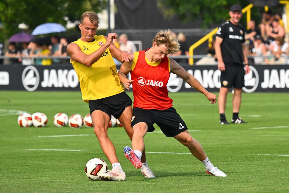 Im Training muss sich Jonas Oehmichen (r.) für mehr Einsätze anbieten.