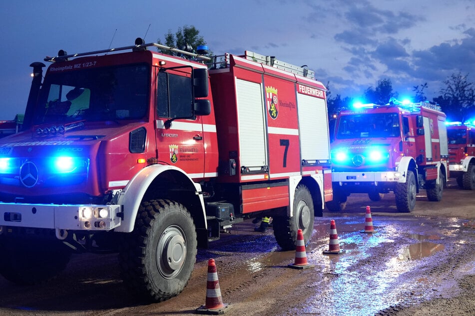 Großbrand in Kampfmittel-Gebiet: Flammen noch nicht gelöscht, Löschroboter sollen helfen