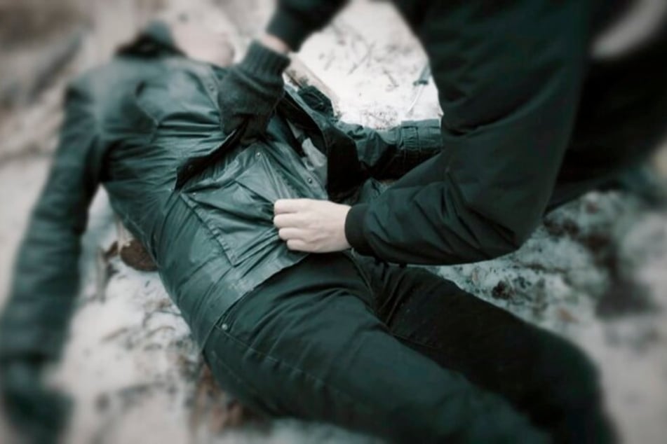 Nachgestellte Szene: Nach dem Mord an H. wurde seine Kleidung durchsucht.