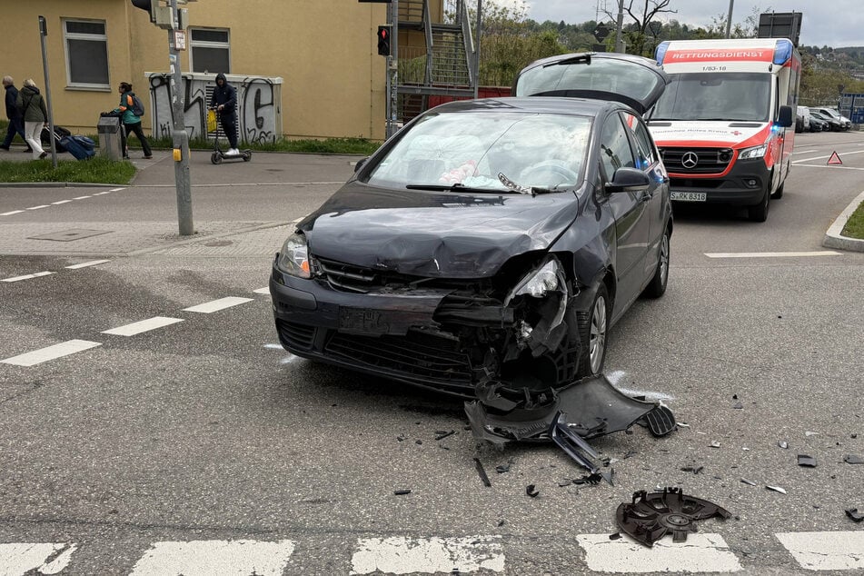 VW rammt Mercedes: Schwerer Crash in Stuttgart fordert zwei Verletzte
