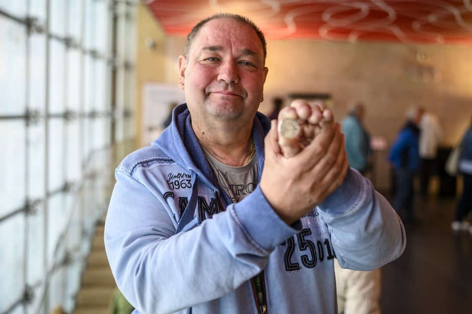 Münzsammler Pit Neubert (60) wartete bereits seit 4.30 Uhr auf die neue Münze.