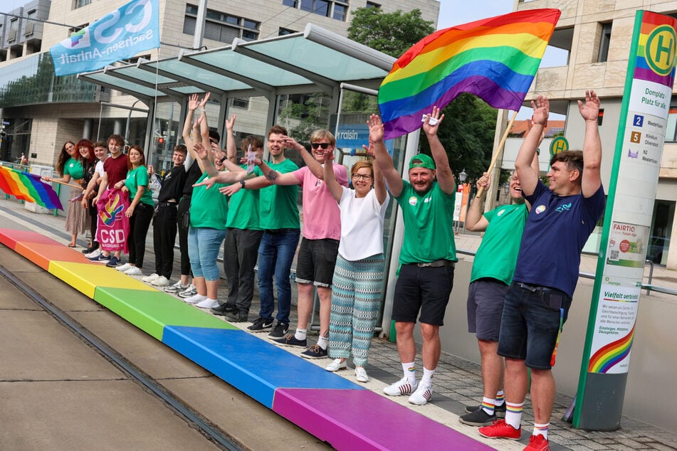 Die Tram-Haltestelle "Domplatz" wurde für den Magdeburger CSD-Monat in den Regenbogenfarben eingefärbt.