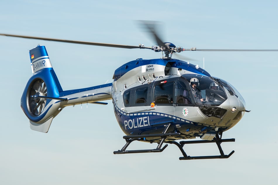 Mithilfe eines Hubschraubers sucht die Polizei in Leverkusen-Schlebusch nach dem Verdächtigen. (Symbolbild)