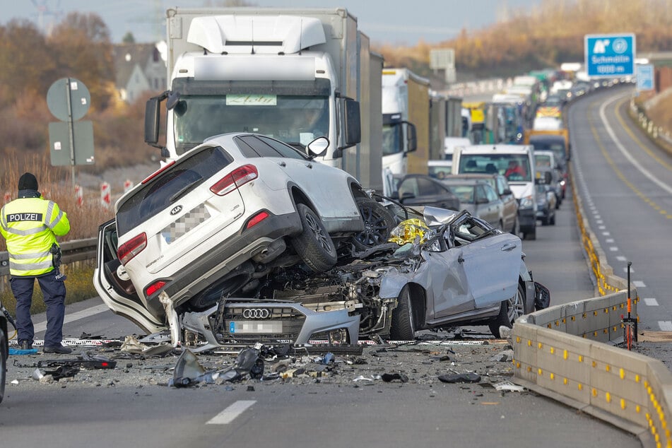 Durch den Unfall musste die A4 komplett gesperrt werden. Es bildete sich ein kilometerlanger Stau.