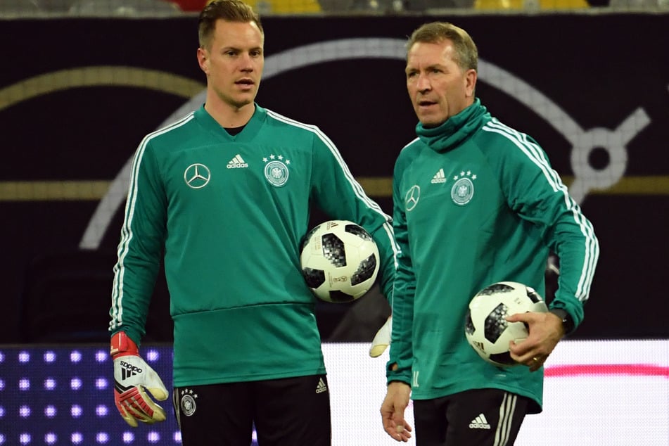 Der frühere DFB-Torwart-Trainer Andreas Köpke (62, r.) hat einen ungewöhnlichen Vorschlag als Ersatz für den verletzten Marc-André ter Stegen (32).