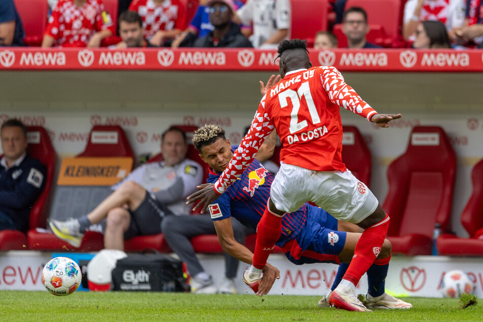 In dieser Szene beim Spiel in Mainz brach sich Antonio Nusa (20) den rechten Arm. Noch ist nicht klar, wie seine Behandlung aussehen wird.