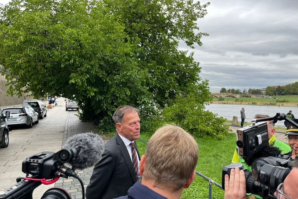 Landtagspräsident Matthias Rößler ist vor Ort.