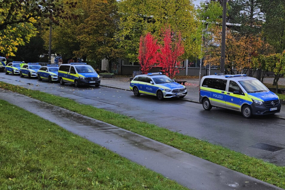 Die Polizei rückte im Großaufgebot zu einem Gymnasium in Stuttgart an.