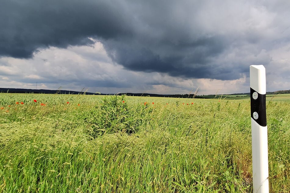 In Thüringen waren am Samstag Gewitter und Schauer unterwegs - so wie hier in der Nähe von Nahwinden (Ilm-Kreis).