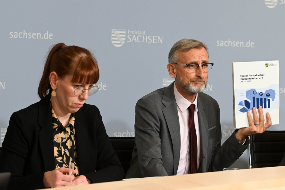 Sachsen ist sicher: Justizministerin Katja Meier (43, Grüne) und Innenminister Armin Schuster (61, CDU) mit dem 500 Seiten starken Bericht.