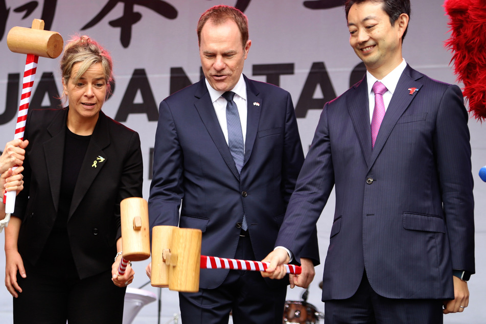 Eröffneten den Japan-Tag mit dem traditionellen Sake-Fassanstich (v.l.n.r.): Mona Neubaur (46, Grüne), NRW-Wirtschaftsministerin, Stephan Keller (53, CDU), Oberbürgermeister der Stadt Düsseldorf, und Toshihito Kumagai (46), Gouverneur der japanischen Präfektur Chiba.